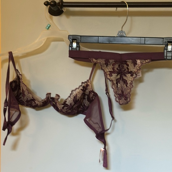Victoria secret bra and panty set NWOT! Never worn was given as a gift - Picture 1 of 9